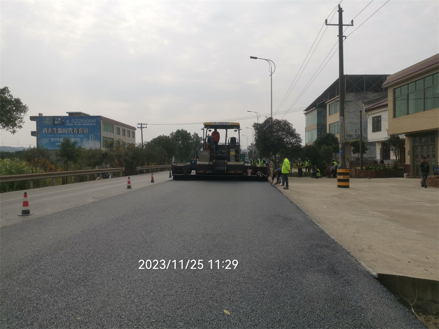 沥青路面摊铺（半封闭施工）